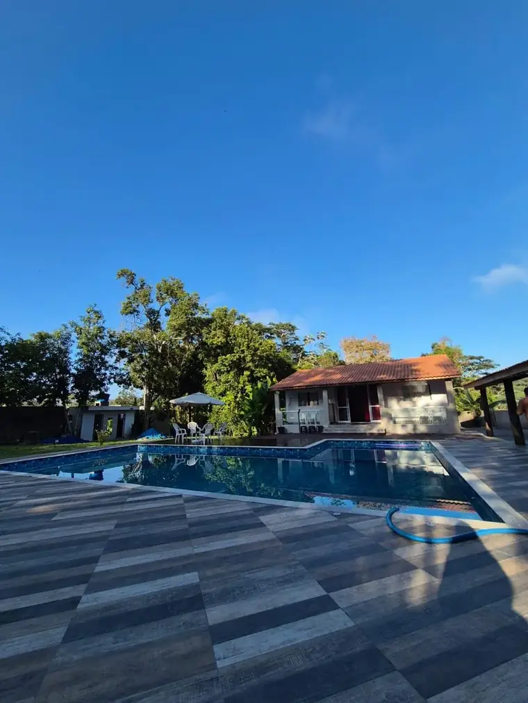 Piscina com as construções do sítio ao fundo